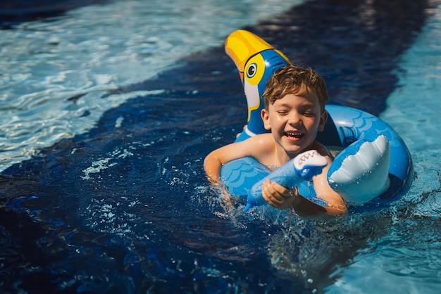 Foto un niño en una piscina en un día soleado