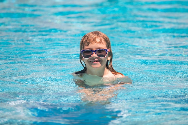 Niño en piscina Diversión de vacaciones de verano para niños