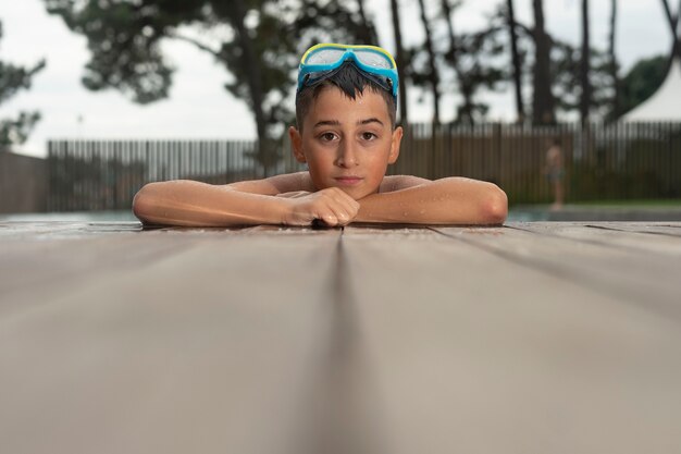 Niño en piscina con gafas de buceo