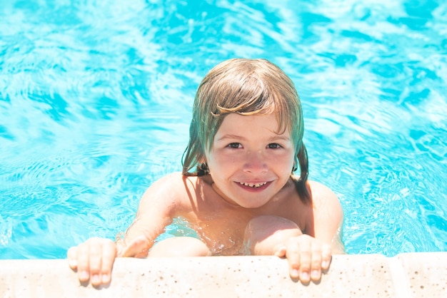niño, en, piscina, niño pequeño, juego, en, piscina al aire libre, en, agua, en, verano, vacaciones, niño, l