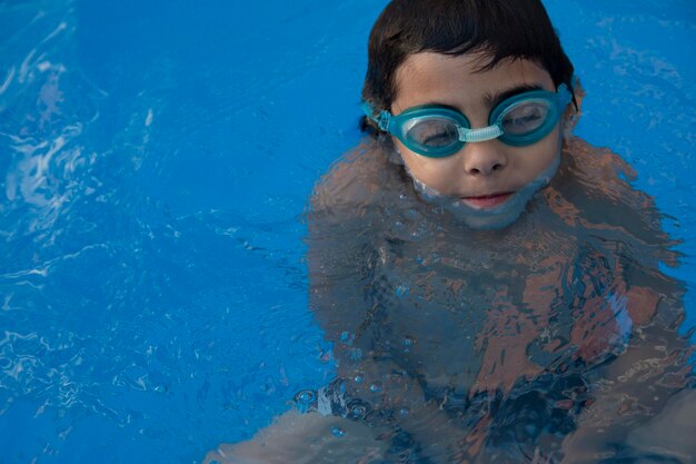 Foto niño en la piscina