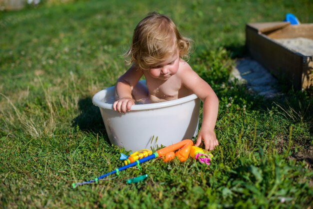 Niño en la piscina