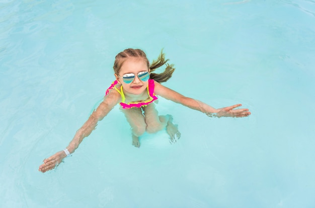 Niño en la piscina