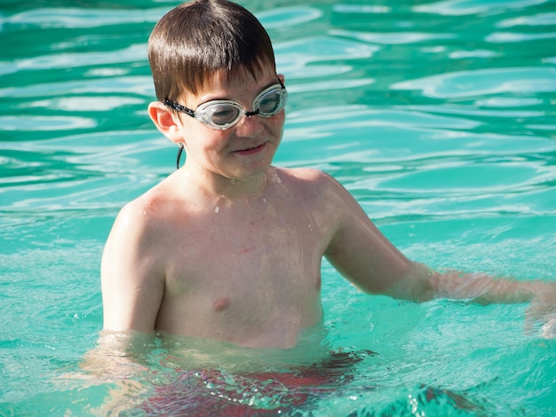 Un niño en la piscina.