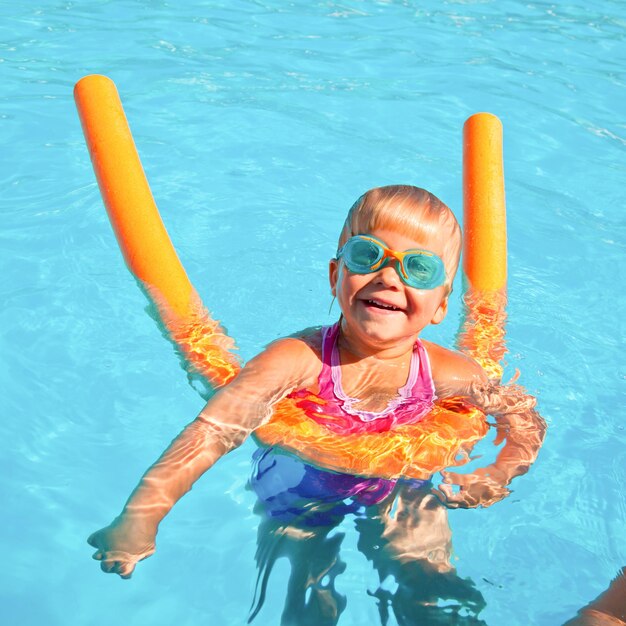 Niño en una piscina