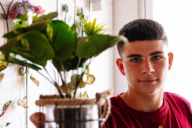 Niño con una planta con flores