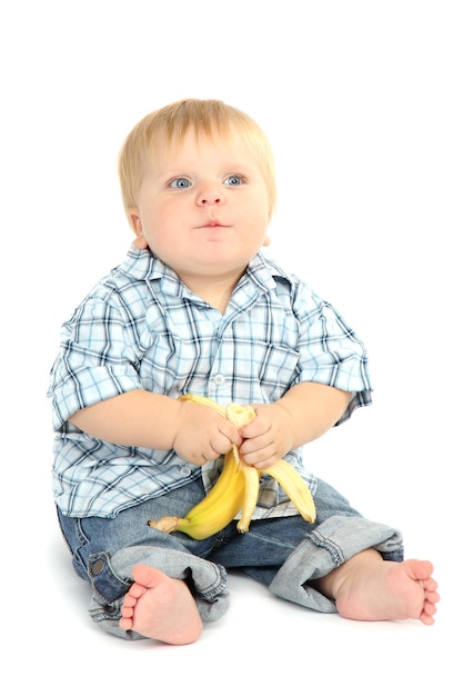 Niño con plátano aislado en blanco