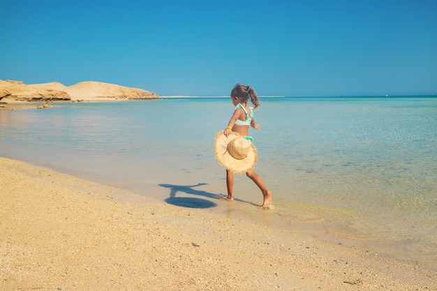 Un niño en la playa cerca del mar.