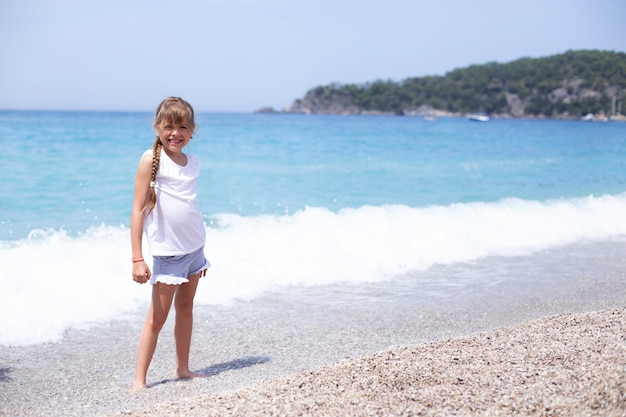 Un niño se para en la playa