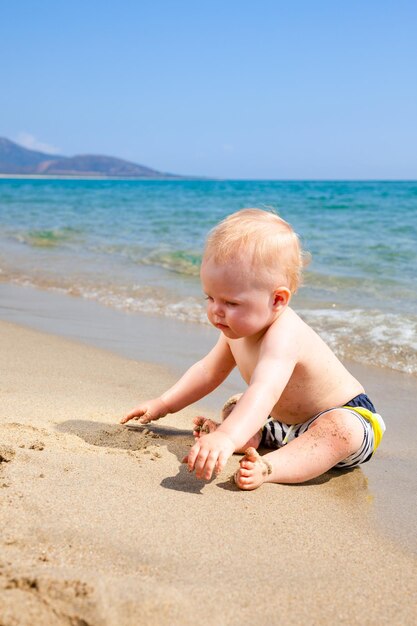 Niño en una playa