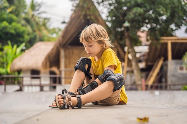 Niño se pone rodilleras y brazaletes antes de entrenar patineta