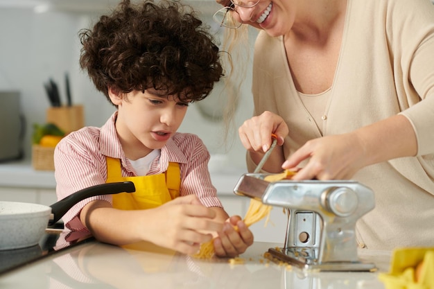 niño, porción, madre, con, hacer, pasta