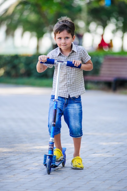 Niño posa en scooter