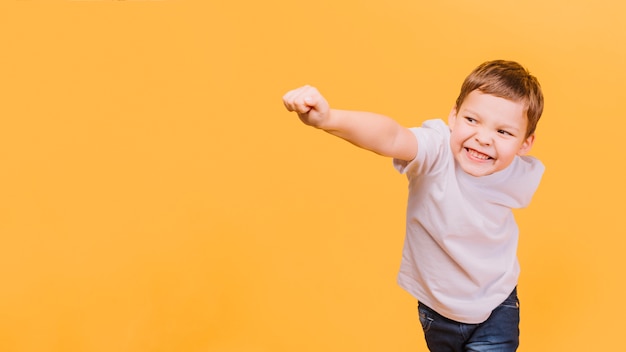 Niño en pose de superheroe 