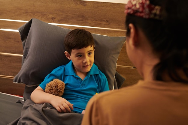 niño preadolescente, abrazar, osito de peluche