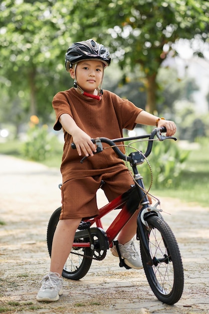 niño preadolescente, equitación, bicicleta