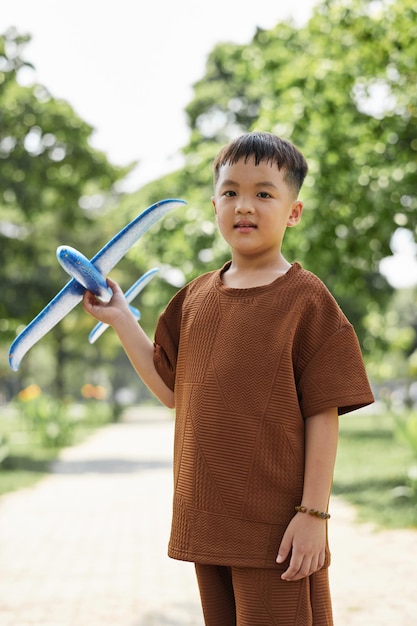 Niño preadolescente jugando con avión