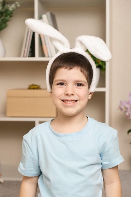 Un niño preescolar de 5 años con orejas de conejo en la cabeza