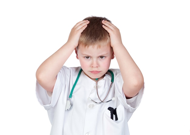 Niño preocupado con uniforme médico aislado en blanco