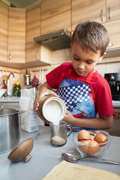 Niño preparando comida en la cocina