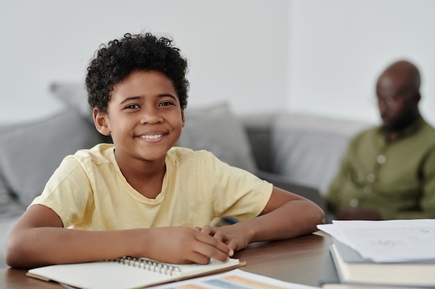 Niño preparando la tarea en casa