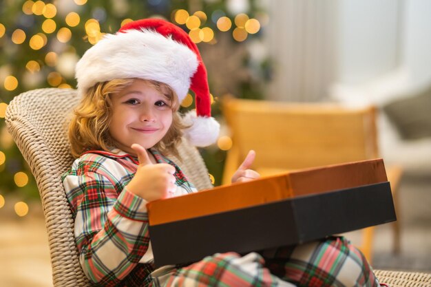 Niño preparándose para las vacaciones de navidad y año nuevo