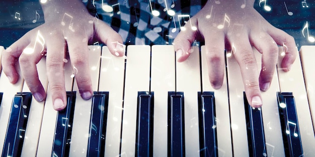 Niño presionando las teclas de un piano con símbolo de notas