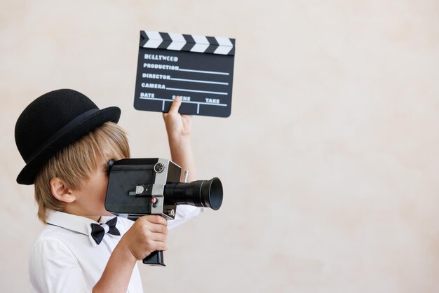 Foto niño pretende ser un director