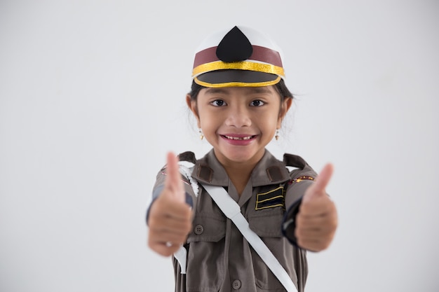 Niño pretendiendo ser oficial de policía