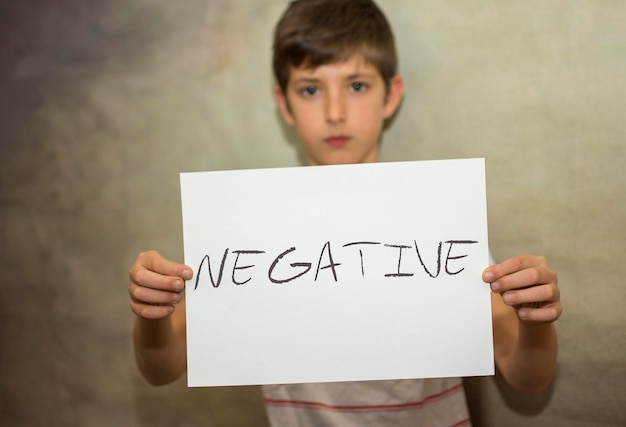 Un niño con un problema negativo, problema social