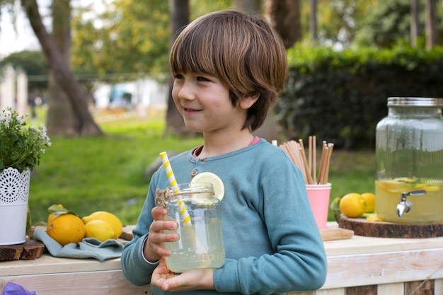 Foto niño con puesto de limonada