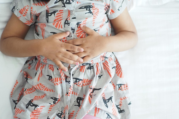 Niño que sufre dolor de estómago de cerca