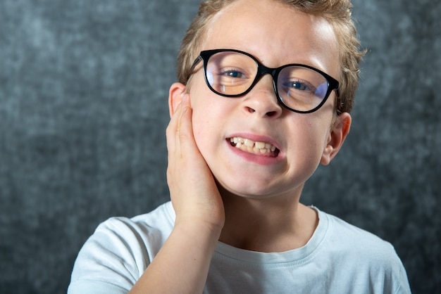 Niño que sufre de dolor de oído