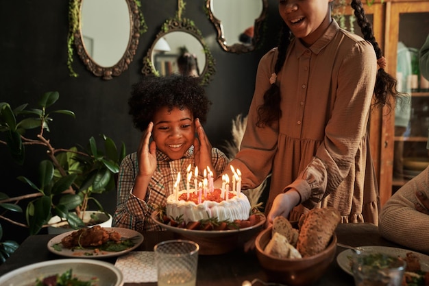 Niño que tiene un cumpleaños con pastel