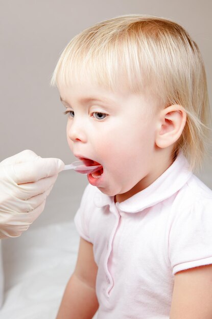 Niño que toma un medicamento