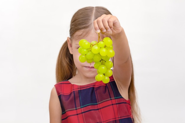 Niño con racimo de uvas