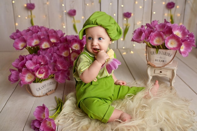 Niño con ramo de flores de tulipanes Día de la Madre 8 de marzo Concepto del Día Internacional de la Mujer