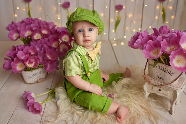 Niño con ramo de flores de tulipanes Día de la Madre 8 de marzo Concepto del Día Internacional de la Mujer