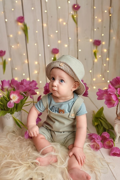 Niño con ramo de flores de tulipanes Día de la Madre 8 de marzo Concepto del Día Internacional de la Mujer