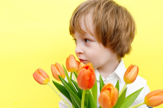 Niño con ramo de tulipanes