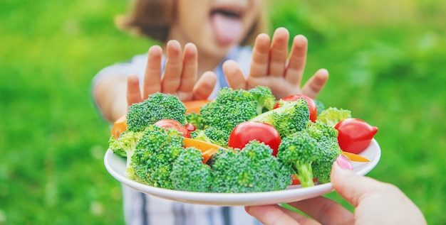 Niño rechazando un plato con verduras