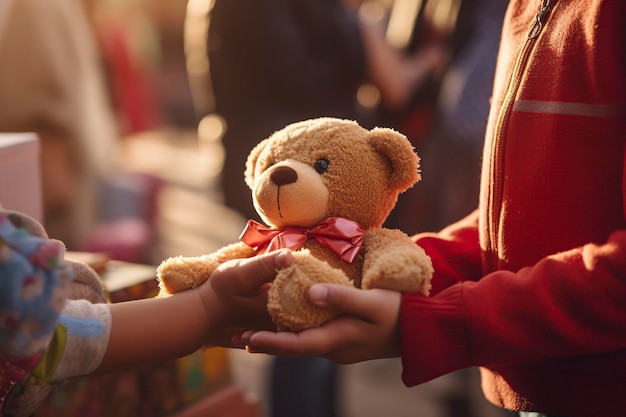 Foto niño recibiendo un oso de peluche