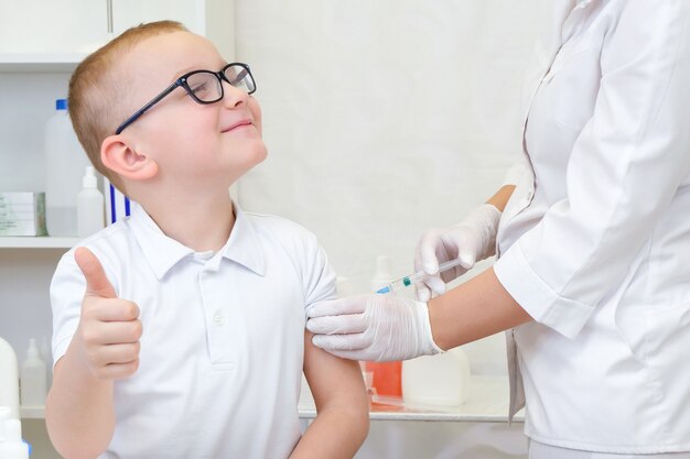 Niño recibiendo vacunación en la clínica.