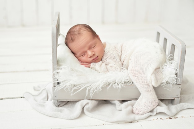 niño recién nacido en blanco