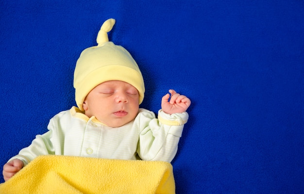 Niño recién nacido durmiendo