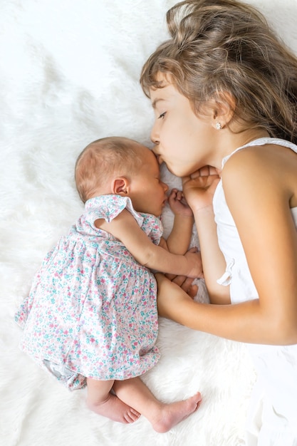 Niño recién nacido con hermana mayor