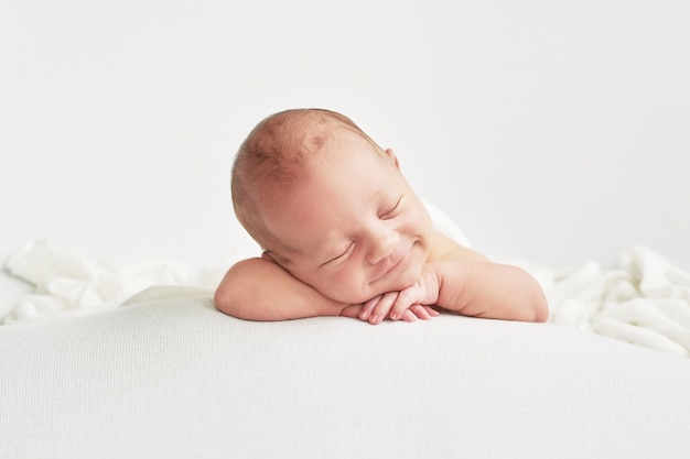 Foto niño recién nacido sobre fondo blanco