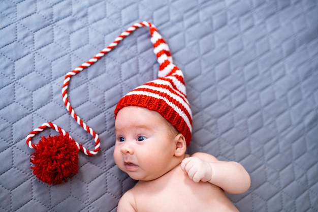 Niño recién nacido con sombrero de punto Lindo adorable bebé acostado en divertido sombrero rojo