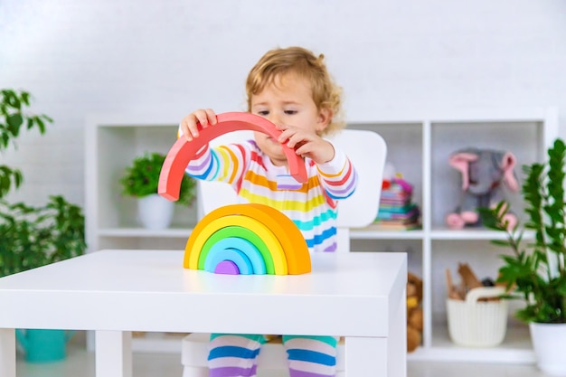 El niño recoge el arco iris constructor Enfoque selectivo
