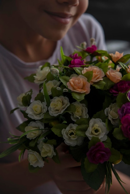 El niño regala flores a sus madres por el día de la mujer.